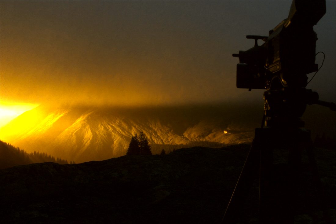 Filmkamera über einem Tal im Morgenlicht